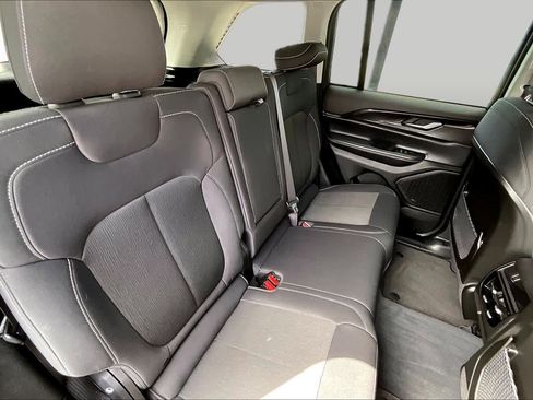 Used 2023 Jeep Grand Cherokee Laredo AWD/4WD image 18