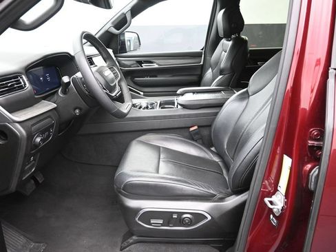 Used 2024 Jeep Wagoneer L Series II w/ Flexible Seating Group RWD image 21