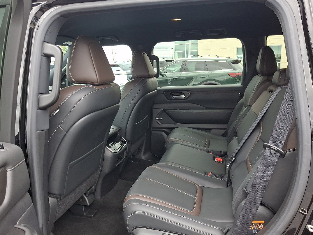 Used 2025 Nissan Armada SL AWD/4WD image 11
