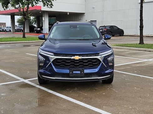 Used 2024 Chevrolet Trax LT w/ Sunroof Package FWD image 2