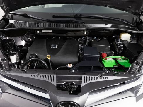 Used 2019 Toyota Sienna XLE FWD image 44