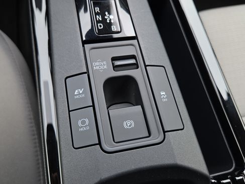 Certified 2025 Toyota Prius LE FWD image 24