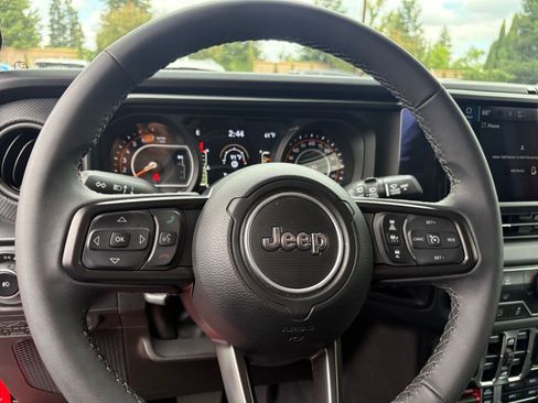 Used 2025 Jeep Wrangler Unlimited Rubicon AWD/4WD image 27