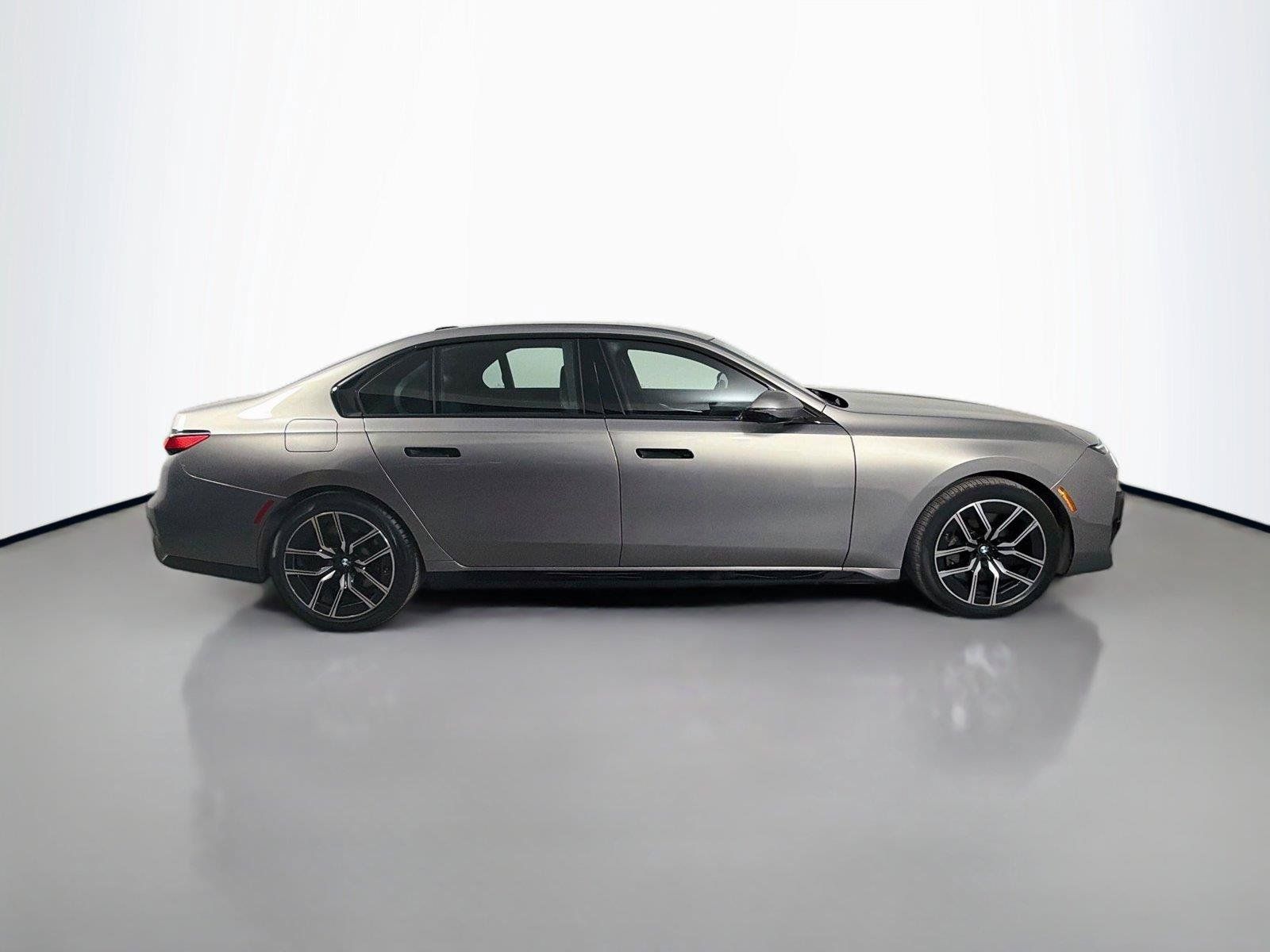 Used 2024 BMW 760i xDrive AWD/4WD image 4
