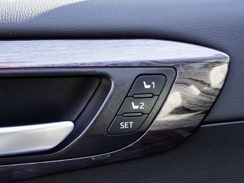 Used 2025 Toyota Highlander Limited image 19