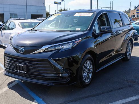 Certified 2024 Toyota Sienna LE image 17