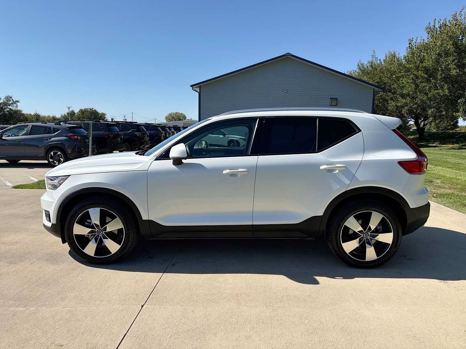 Used 2021 Volvo XC40 T5 Momentum w/ Premium Package AWD/4WD image 3
