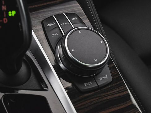 Used 2023 BMW 530e xDrive w/ Premium Package image 32