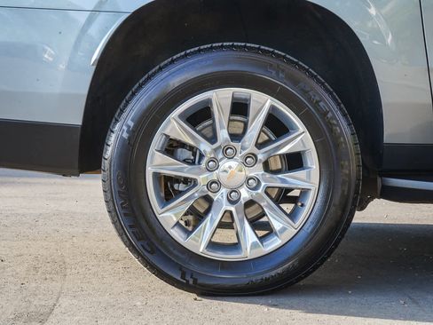 Used 2025 Chevrolet Suburban Premier AWD/4WD image 8