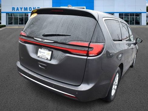 Used 2023 Chrysler Pacifica Touring-L FWD image 4