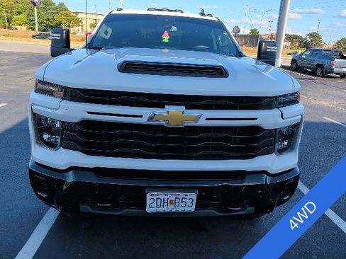 Used 2024 Chevrolet Silverado 2500 Custom w/ Custom Value Package AWD/4WD image 2