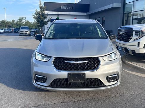 Used 2024 Chrysler Pacifica Touring-L FWD image 2