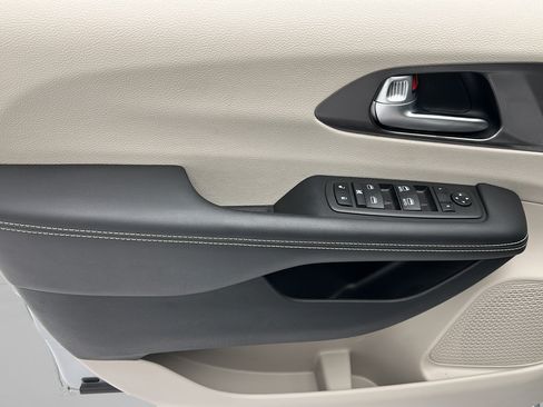 Used 2024 Chrysler Pacifica Touring-L FWD image 15