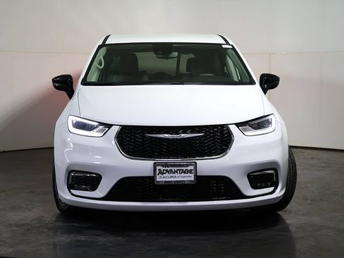 Used 2024 Chrysler Pacifica Touring-L FWD image 9