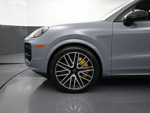 Certified 2025 Porsche Cayenne Turbo AWD/4WD image 12