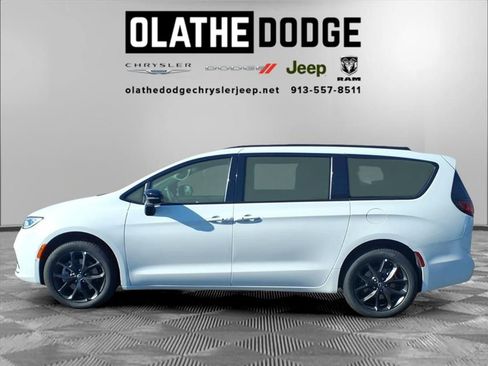 New 2026 Chrysler Pacifica Limited w/ S Appearance Package image 3