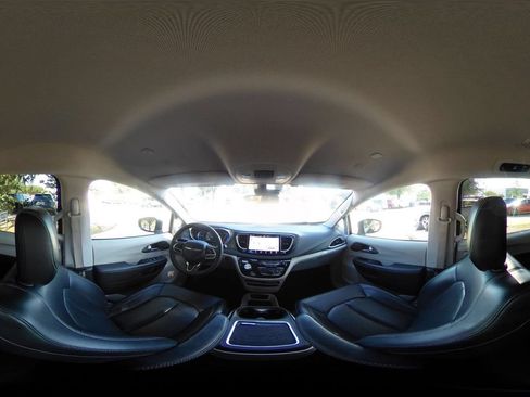 Used 2023 Chrysler Pacifica Touring-L FWD image 44
