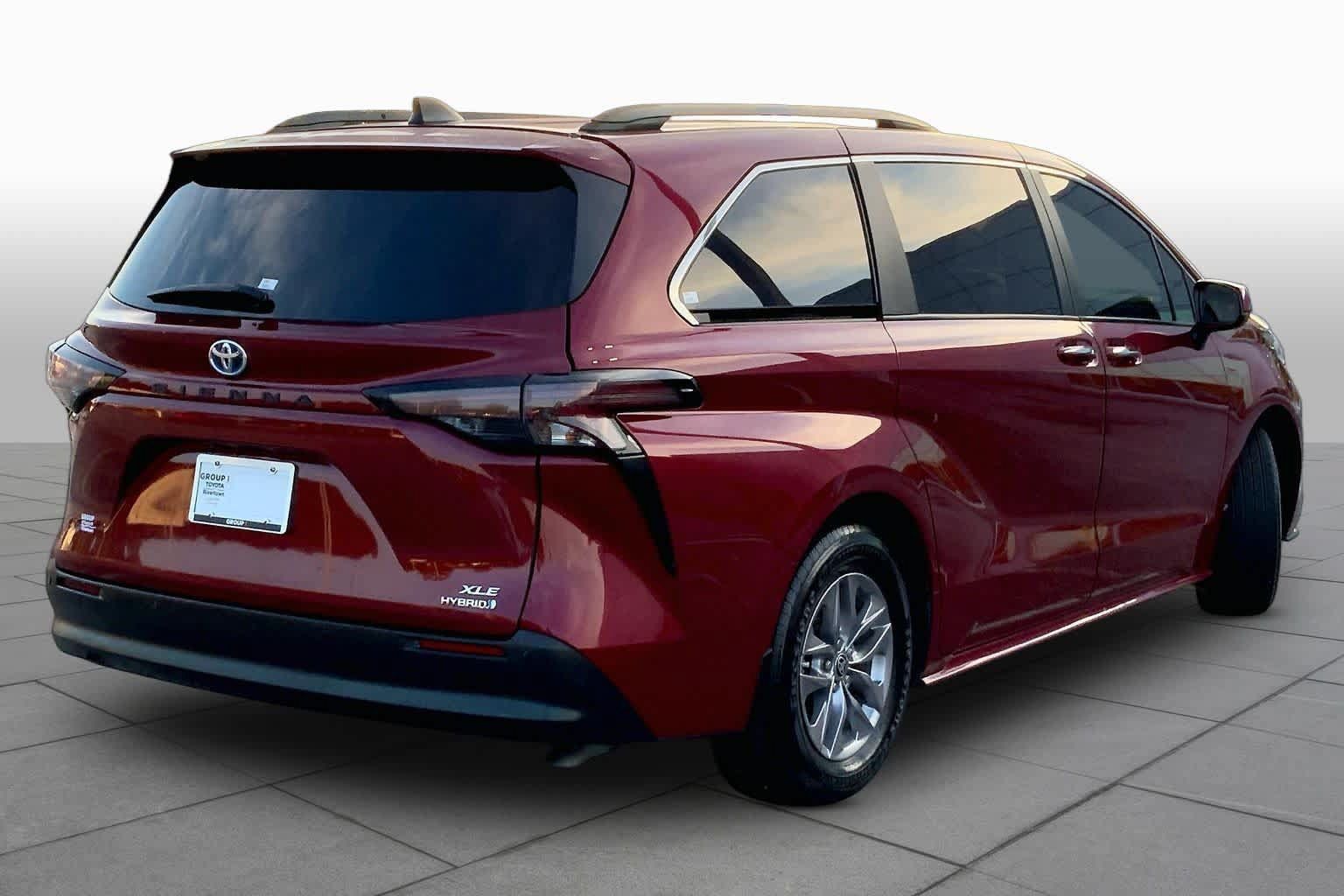 Used 2024 Toyota Sienna XLE FWD image 12