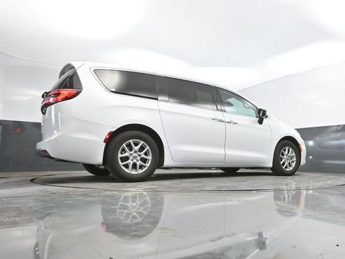 Used 2024 Chrysler Pacifica Touring-L FWD image 44