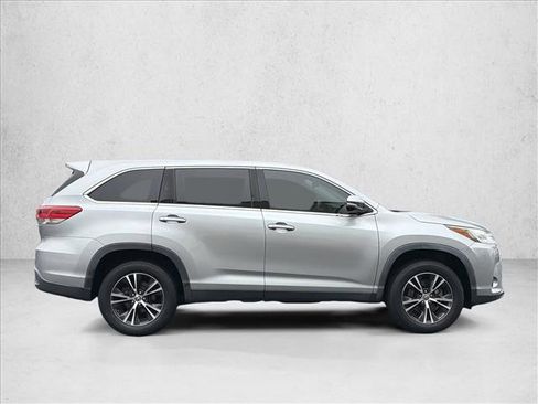 Used 2019 Toyota Highlander LE image 4