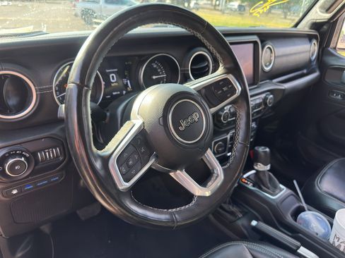 Used 2022 Jeep Wrangler Unlimited Sahara w/ Cold Weather Group AWD/4WD image 17