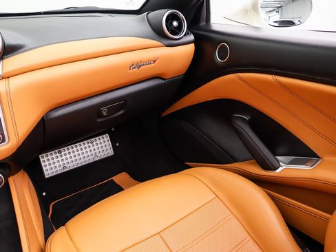 Used 2017 Ferrari California T RWD image 33