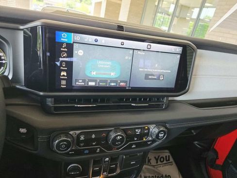 Used 2025 Jeep Wrangler Unlimited Sahara AWD/4WD image 24