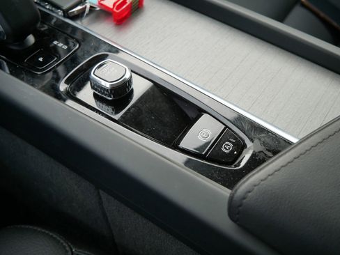 Certified 2025 Volvo XC60 B5 Plus image 17