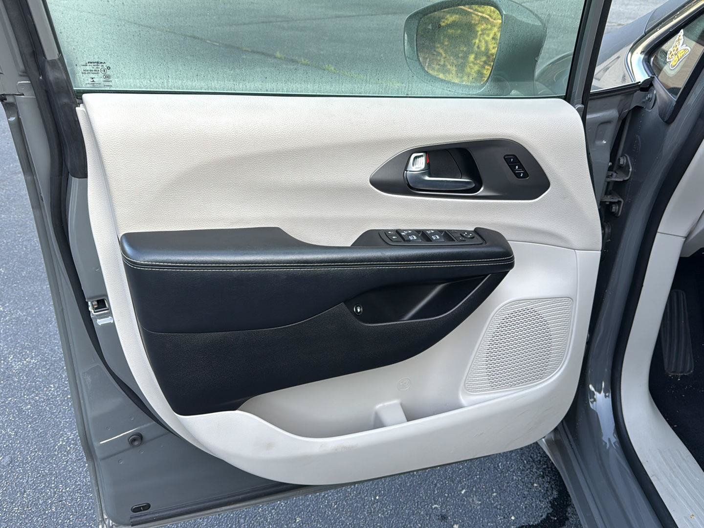 Used 2022 Chrysler Pacifica Touring-L w/ Uconnect Theater Family Group FWD image 13