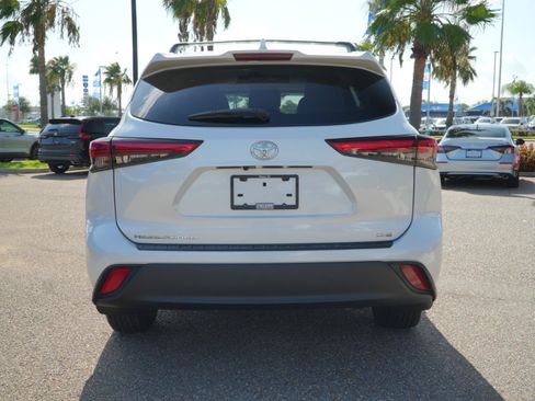 Used 2022 Toyota Highlander XLE FWD image 6