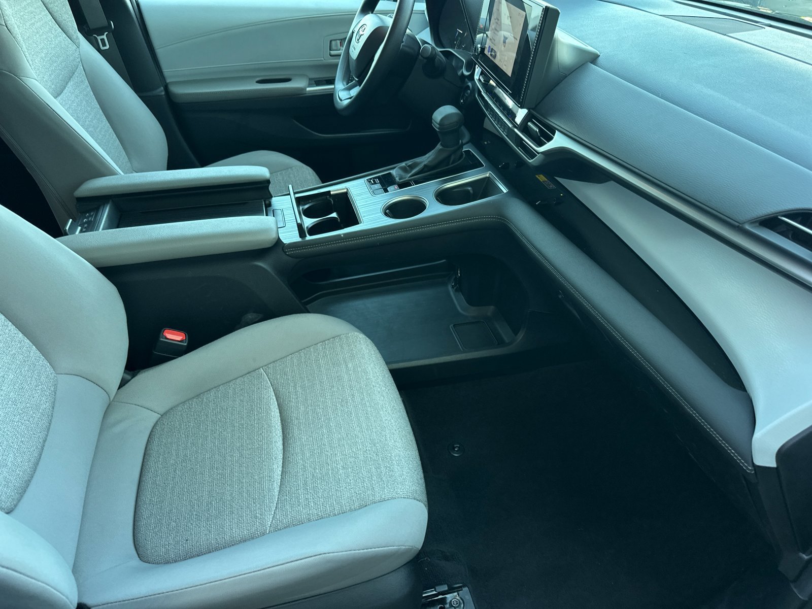 Used 2025 Toyota Sienna LE FWD image 15