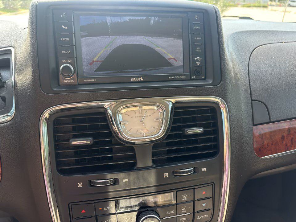 Used 2016 Chrysler Town & Country Touring FWD image 16