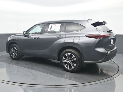 Used 2024 Toyota Highlander XLE AWD/4WD image 4