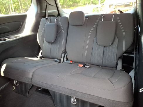 Used 2022 Chrysler Pacifica Touring FWD image 11