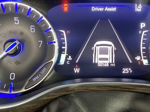 Used 2022 Chrysler Pacifica Limited w/ Uconnect Theater Family Group image 22