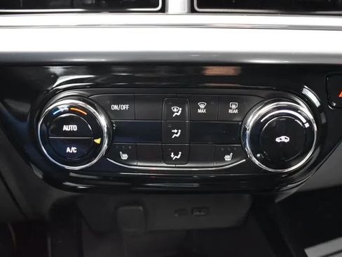 Used 2025 Chevrolet Trax LT w/ LT Convenience Package FWD image 33
