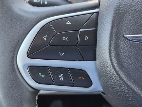 Used 2023 Chrysler Pacifica Touring-L FWD image 12