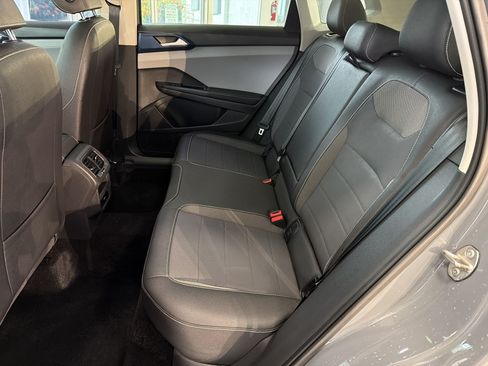 Certified 2024 Volkswagen Taos SE w/ Panoramic Sunroof Package FWD image 23