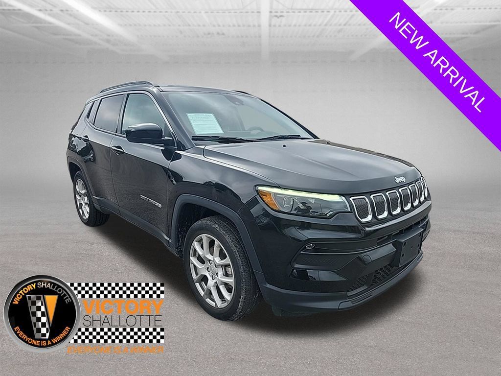 Used 2022 Jeep Compass Latitude w/ Sun and Sound Group AWD/4WD image 1