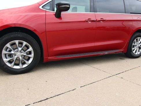 Used 2026 Chrysler Pacifica Select AWD/4WD image 11