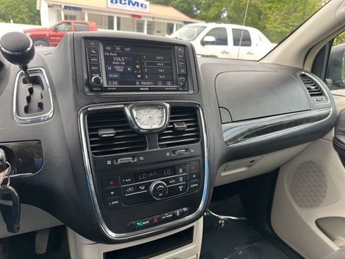 Used 2013 Chrysler Town & Country Touring FWD image 17