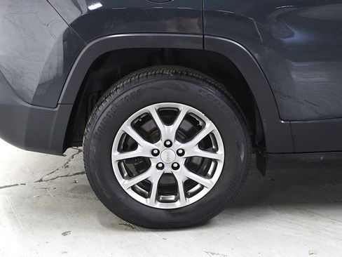Certified 2018 Jeep Cherokee Latitude Plus w/ Cold Weather Group AWD/4WD image 35