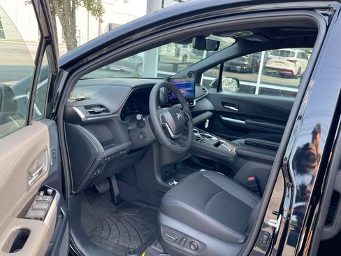 Used 2026 Toyota Sienna Limited FWD image 11
