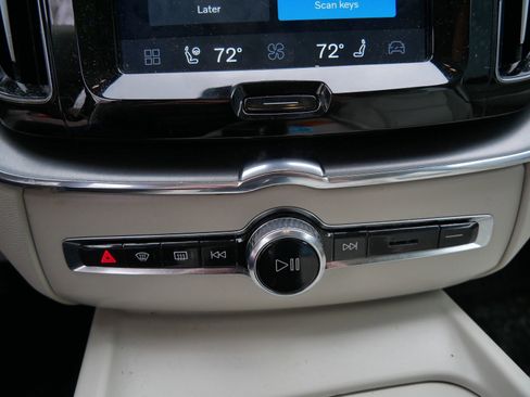 Used 2023 Volvo XC60 B5 Core w/ Climate Package image 17