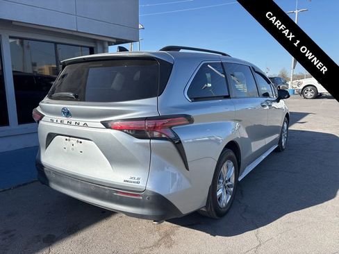 Used 2021 Toyota Sienna XLE image 2