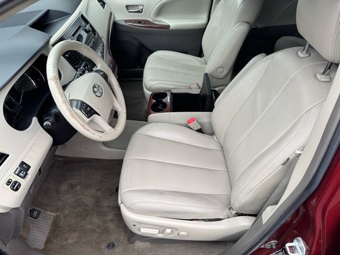 Used 2014 Toyota Sienna XLE image 9