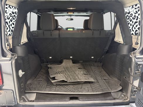 Used 2017 Jeep Wrangler Unlimited Rubicon w/ Connectivity Group AWD/4WD image 7