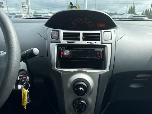 Used 2010 Toyota Yaris 4-Door Hatchback FWD image 22