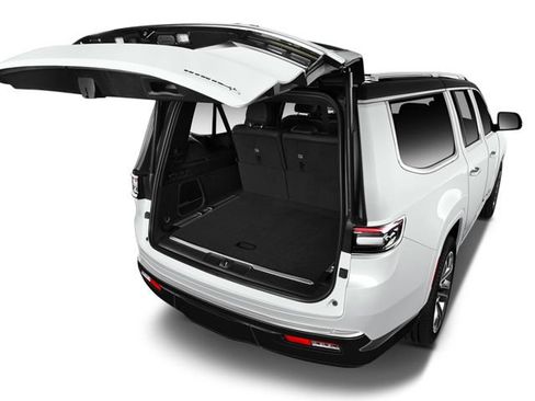 Used 2025 Jeep Grand Wagoneer Series III w/ Rear-Seat Entertainment Group AWD/4WD image 7