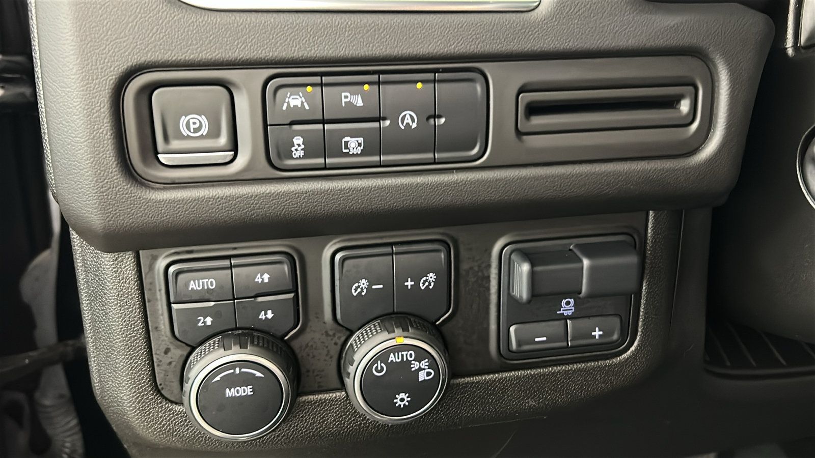 Used 2024 Chevrolet Tahoe RST w/ Luxury Package AWD/4WD image 24
